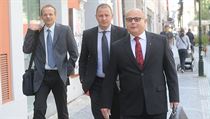 Ob�alovan� p�ich�zej� k soudu: zleva zpravodajec Jan Poh�nek a dva b�val�...
