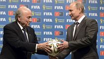Šéf FIFA Sepp Blatter (vlevo) a ruský prezident Vladimir Putin.