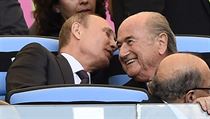Vladimir Putin (vlevo) a Sepp Blatter většinou na společných fotografiích...