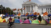 Stany protivldnch demonstrant ped sdlem makedonsk vldy ve Skopje.