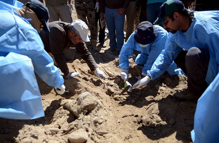 Forenzní experti zkoumají masový hrob objevený v Tikrítu, který irácké...