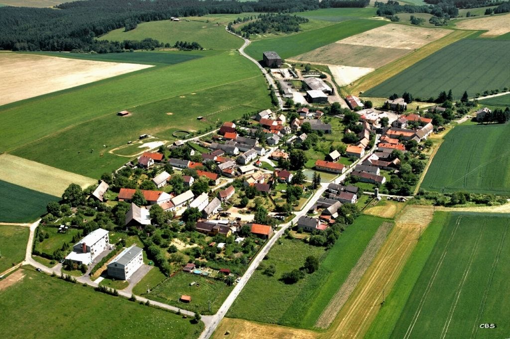 Letecký pohled na obec Pláně