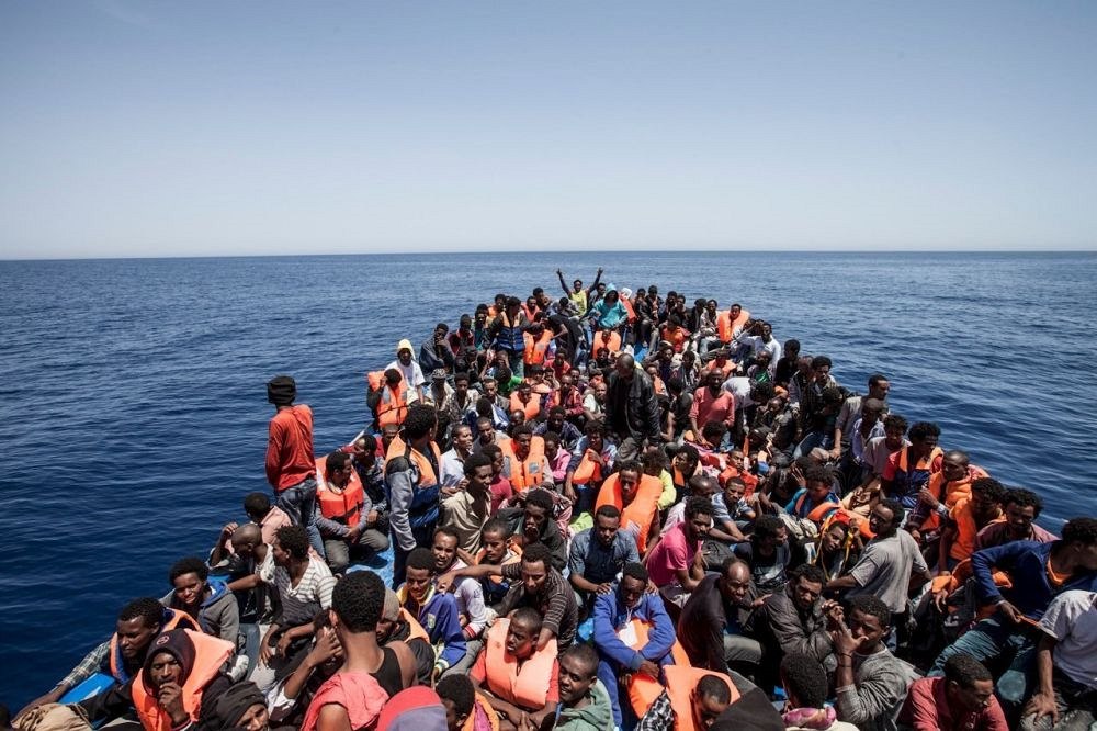 Za evropským snem. Uprchlíci na beznadějně přeplněném plavidle míří ze...