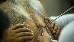 Thajcům vadí turisté. Pletou si posvátné tetování se suvenýrem