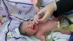 Indick aerolinie daly novorozenci drek, kter jeho rodie jen tko trumfnou