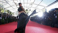 Modelka Kendall Jenner, mladí sestra Kim Kardashian, na rudém koberci v Cannes.