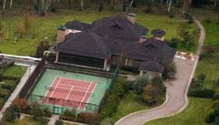 Souástí sídla Vladimíra Jakunina jsou i tenisové kurty.
