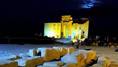 Historický palác s ruinami ve mst Palmýra.