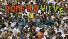 V ulicích San Salvadoru se pi blahoeení Óscara Romera tísnily tisíce lidí.