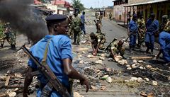 Barikády v Bujumbae uklízí vojáci spolu s policisty.