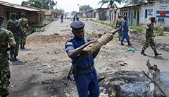 Policisté a vojáci odklízející barikády v hlavním mst Burundi.