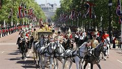 Královna Albta II. se vrací z Parlamentu do Buckinghamského paláce.