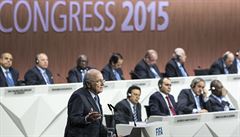 Prezident FIFA Joseph S. Blatter prmlouvá bhem kongresu.