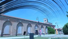 Instalace Liu Liakuna p�ed budovou Arsenale.