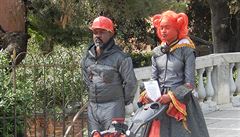 Pouli�ní performance p�ed palácem Giardini.