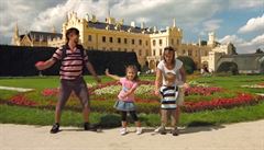 Kepící rodina v klipu, který propaguje jiní Moravu.