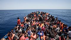 Za evropským snem. Uprchlíci na beznadjn peplnném plavidle míí ze...