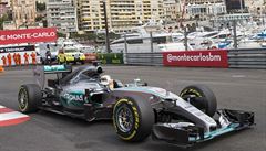 Lewis Hamilton na trati v Monaku.