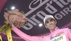 Alberto Contador v rovém dresu pro prbného lídra Gira.