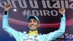 Italský cyklista Fabio Aru oslavuje etapové vítzství.