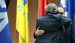 Prezident UEFA Michel Platini v objetí s Alím bin Husajnem.