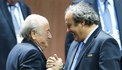 Gratuluji. Šéf UEFA Michel Platini (vpravo) a Sepp Blatter. | na serveru Lidovky.cz | aktuální zprávy