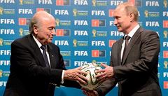 Prezident FIFA Sepp Blatter předává symbolicky pořadatelství šampionátu 2018 do... | na serveru Lidovky.cz | aktuální zprávy