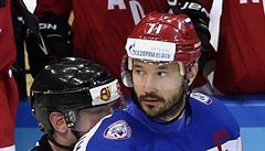 Ruský kapitán Ilja Kovaluk pihlíí kanadské radosti ve finále mistrovství...