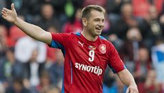 PROSTOR PRO ÚSMVY. eský útoník Pavel Kuka se raduje z druhého gólu.