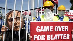 HRA KONÍ. Aktivisté ped kongresem FIFA v Zürichu protestují proti setrvání...