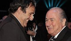 Etická komise FIFA dokončila vyšetřování Blattera i Platiniho a požaduje trest
