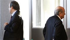 Michel Platini (vlevo) a Sepp Blatter na jednání v roce 2008. Dodnes zstávají...