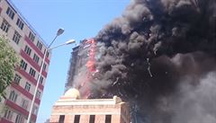 Sklenn peklo v Baku. Kvli levnm fasdm uhoelo v mrakodrapu 16 lid