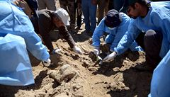Forenzní experti zkoumají masový hrob objevený v Tikrítu, který irácké...