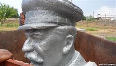 Kazatí vesniané bojují o svou sochu Stalina.
