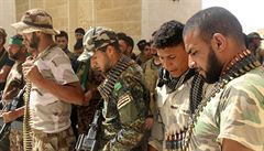 íittí milicionái v jihozápadním Iráku kontrolují své zbran.