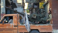 Bojovníci radikální syrské Fronty an-Nusra projí�d�jí ulicemi m�sta Ariha v...