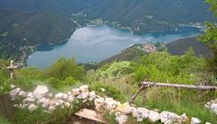 Stopy války. Nad jezerem Ledro jsou dodnes k vidní zákopy, z nich údolí...