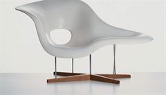 Plastový slon pro dti, klubové keslo Lounge Chair i houpací kesílko Eames...