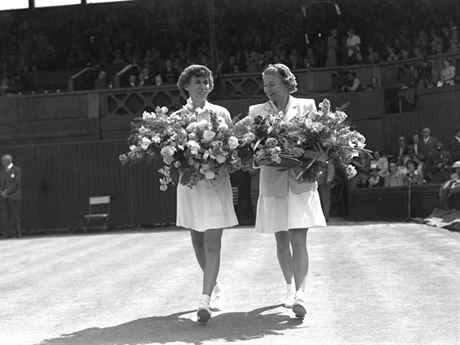 Tenistky Doris Hartová (vlevo) a Louise Broughouvá ve finále Wimbledonu 1948.