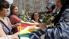 Dvojice ruských policist chce duhovou vlajku pro sebe