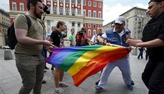 Odprce práv gay se uklidní teprve po roztrhání vlajky