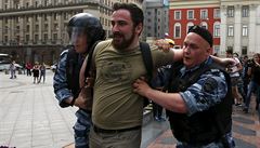 Vdce pravoslavného sdruení Boí vle je odveden policií po roztrce s...