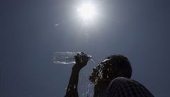 Teploty v Indii klesají velmi pomalu. Vedra si vyžádala přes 2000 obětí