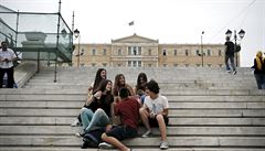 Skupinka teenager ped budovou parlamentu v Aténách.