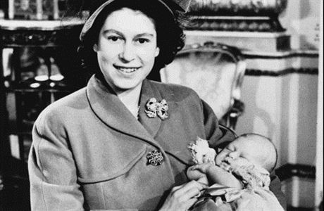 Fotografie z roku 1948. Krlovna Albta II. se synem Charlesem