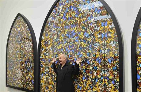 Damien Hirst pzuje se svm triptychem Dvee do krlovstv nebeskho z roku 2007