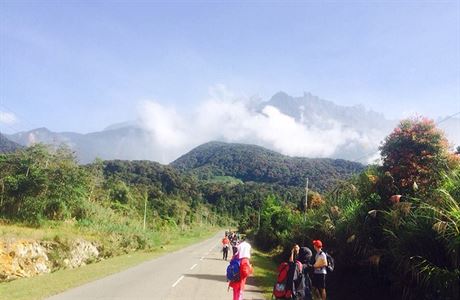 Turisté po zemtesení sestupují z Kinabalu.