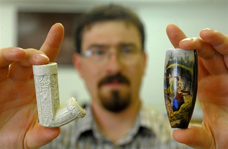 Archeolog Jan Musil s objevenými dýmkami - bílá keramická je z 18. století,...