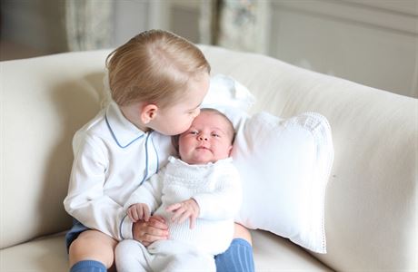Princezna Charlotte a princ George na oficilnm snmku Buckinghamskho palce.